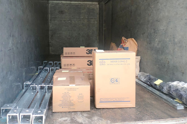 Lotech giao hàng vật tư điện trung thế - đà U - sứ cách điện - đầu cáp