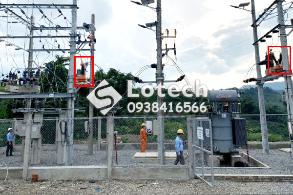 may-bien-ap-cap-nguon-recloser-loai-kho-1-pha-2-su-lap-dat-ngoai-troi Máy biến áp cấp nguồn Recloser loại khô 1 pha 2 sứ lắp đặt ngoài trời