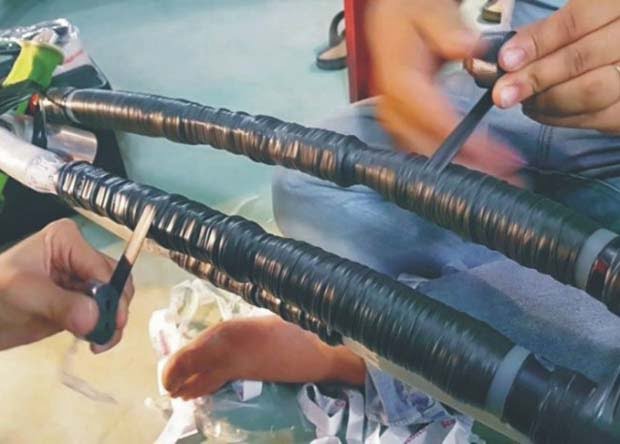 thi-cong-hop-noi-cap-trung-the-3m-quan-bang-do-nhua-1 Thi công hộp nối cáp trung thế 3M quấn băng đổ nhựa