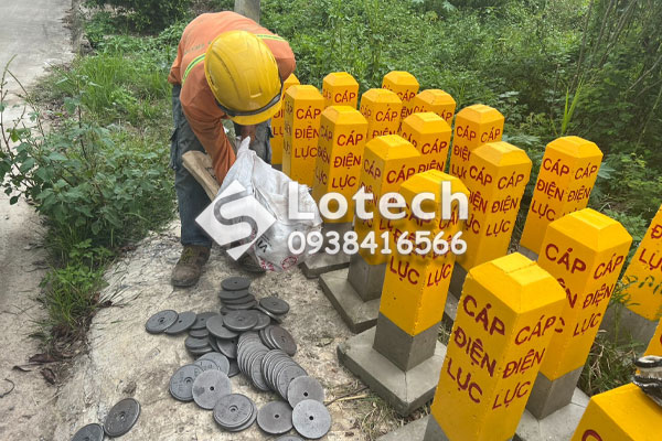 Lotech cung cấp mốc gang báo cáp ngầm - Cọc mốc bê tông báo hiệu cáp điện lực