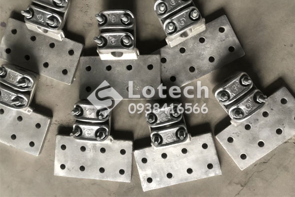 lotech-kep-cuc-cao-the-kep-cuc-phang-thang-8-lo Kẹp cực thiết bị 1 dây dẫn và bản cực 8 lỗ