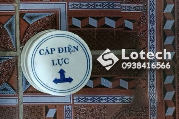 moc-dinh-vi-cap-ngam-dien-luc-3-mui-ten Mốc sứ đánh dấu cáp hạ thế 3 mũi tên