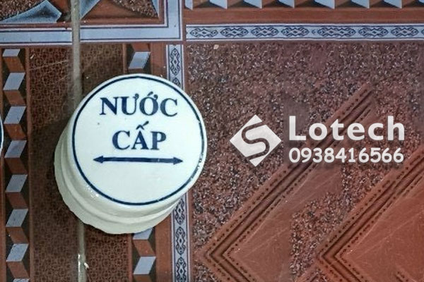 moc-su-bao-hieu-ong-cap-nuoc-mui-ten-thang Mốc sứ báo hiệu ống cấp nước mũi tên thẳng