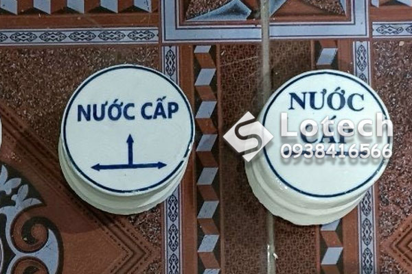 moc-su-canh-bao-cap-nuoc-mui-ten-nga-3 Mốc sứ cảnh báo hệ thống cấp nước ngầm vị trí ngã 3