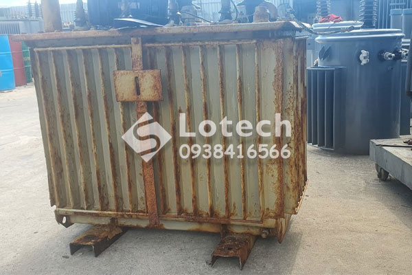 vo-may-bien-ap-truoc-khi-sua-chua Vỏ máy biến áp trước khi sửa chữa - bị rỉ sét, hư hại nhiều
